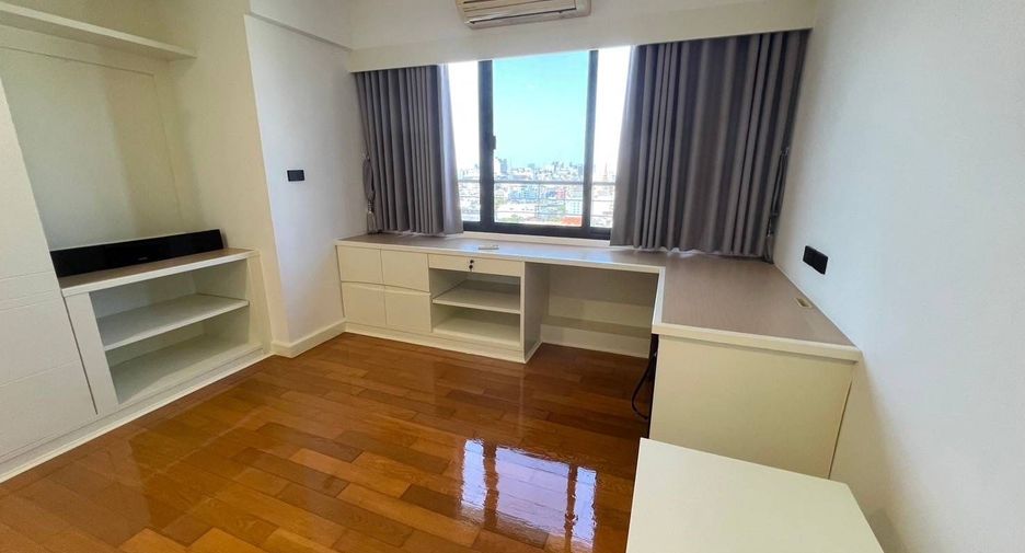 For rent 3 bedrooms condo in Bang Rak, Bangkok