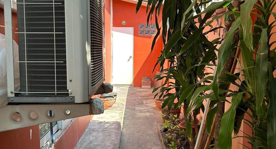 For rent 3 bedrooms townhouse in Khan Na Yao, Bangkok