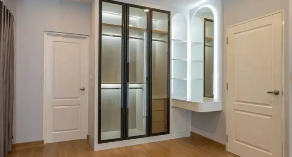 Haus zur Miete mit 4 Zimmer in Bang Khun Thian, Bangkok