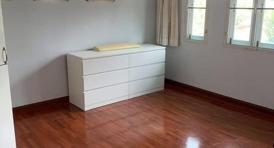 For rent 4 bedrooms house in Watthana, Bangkok