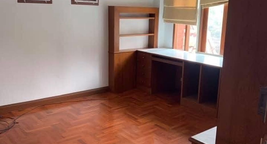 For rent 4 bedrooms house in Watthana, Bangkok