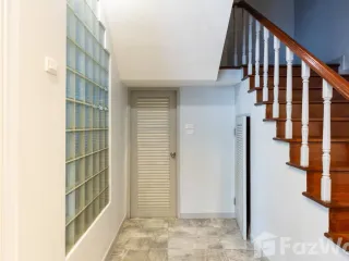 For rent 4 bedrooms townhouse in Yan Nawa, Bangkok