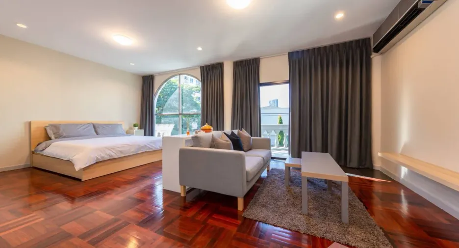 For rent 4 bedrooms townhouse in Yan Nawa, Bangkok