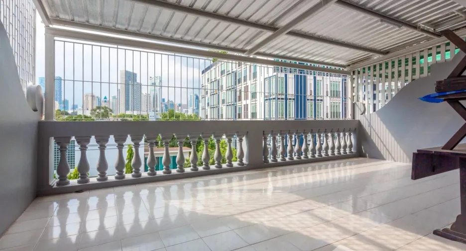 For rent 4 bedrooms townhouse in Yan Nawa, Bangkok