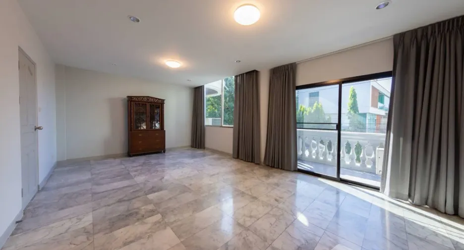 For rent 4 bedrooms townhouse in Yan Nawa, Bangkok