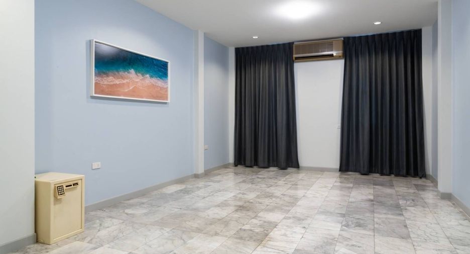 For rent 4 bedrooms townhouse in Yan Nawa, Bangkok