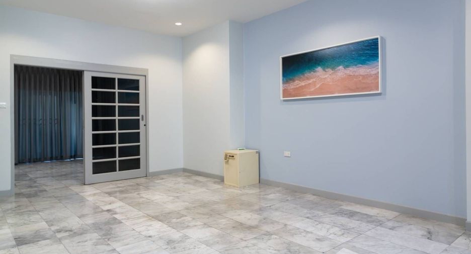 For rent 4 bedrooms townhouse in Yan Nawa, Bangkok