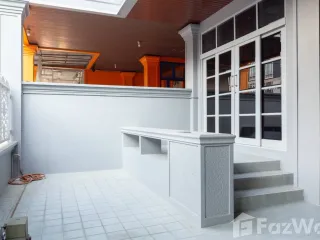 For rent 4 bedrooms townhouse in Yan Nawa, Bangkok