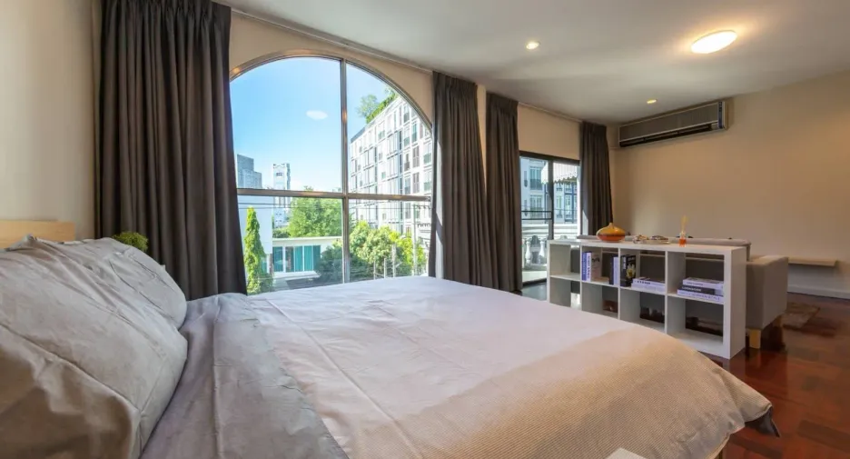 For rent 4 bedrooms townhouse in Yan Nawa, Bangkok