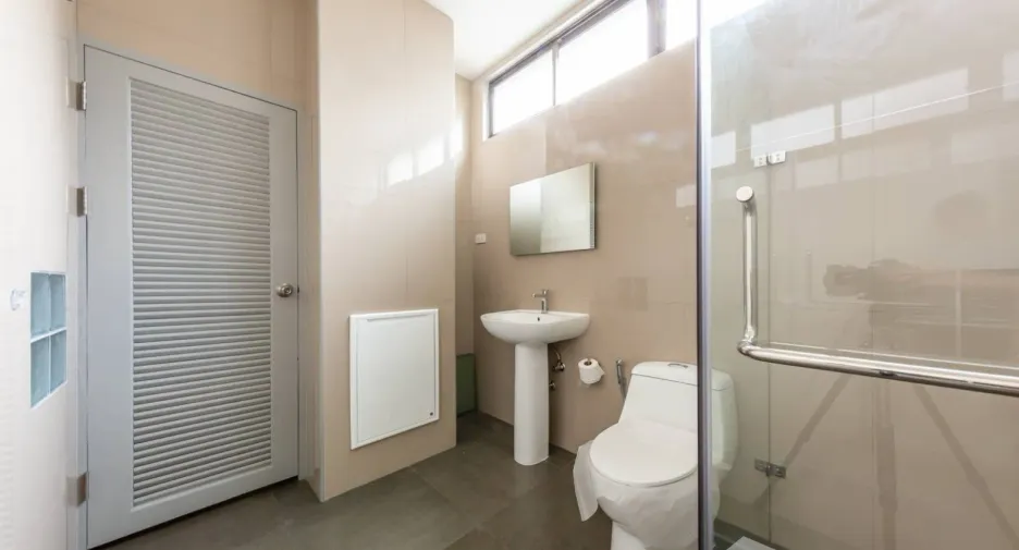 For rent 4 bedrooms townhouse in Yan Nawa, Bangkok