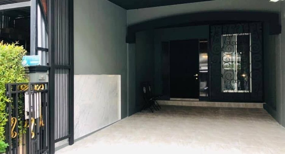For rent 3 bedrooms townhouse in Bang Kapi, Bangkok
