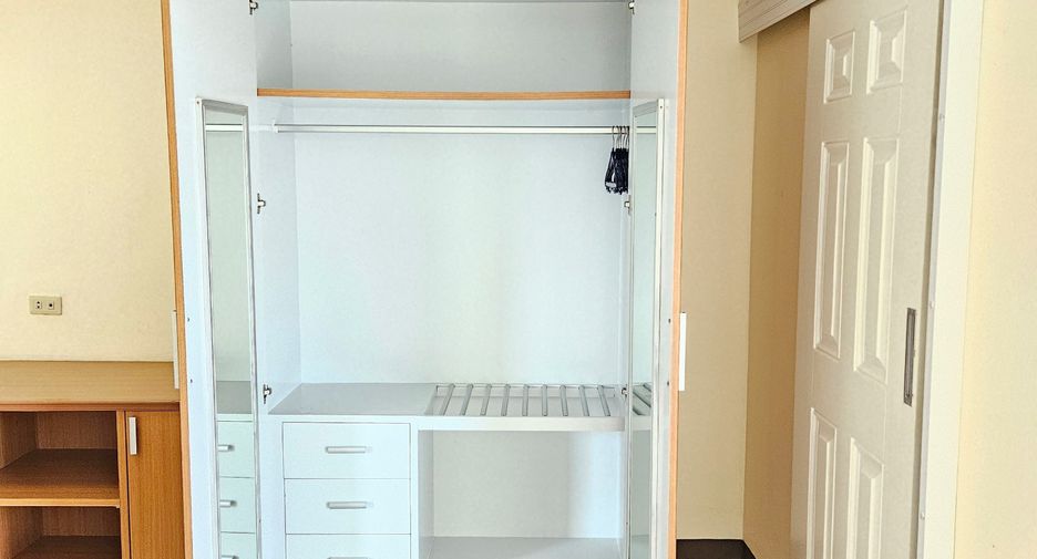 For rent 2 bedrooms apartment in Suan Luang, Bangkok