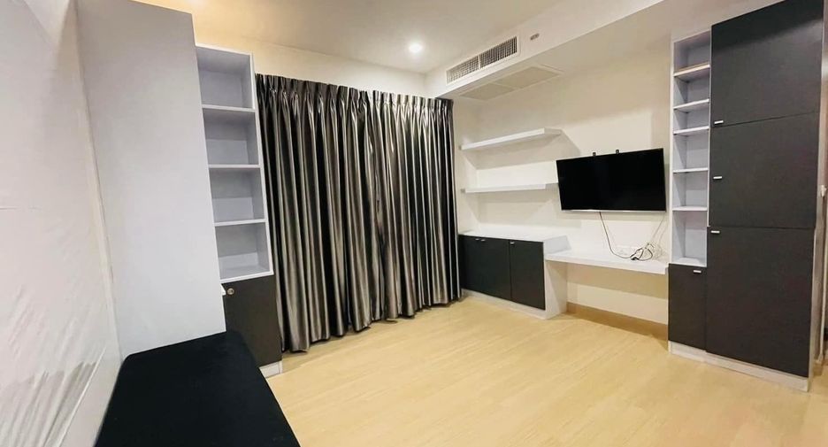 For rent 3 bedrooms condo in Yan Nawa, Bangkok