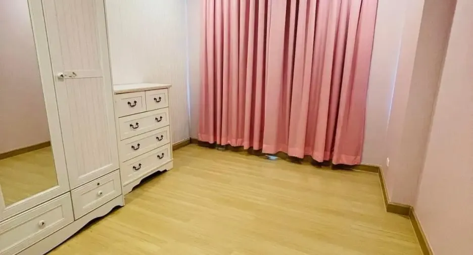 For rent 3 bedrooms condo in Yan Nawa, Bangkok