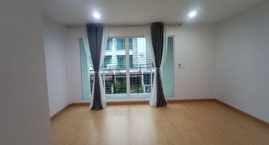For rent 3 bedrooms townhouse in Bang Kapi, Bangkok