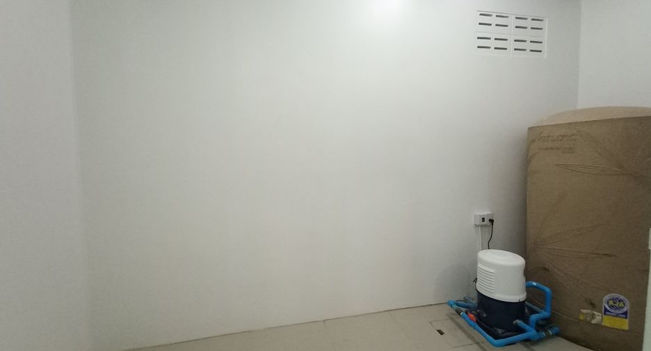 For rent 3 bedrooms townhouse in Bang Kapi, Bangkok