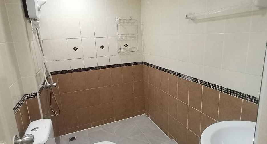 For rent 3 bedrooms townhouse in Bang Kapi, Bangkok