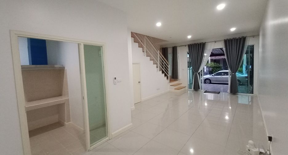 For rent 3 bedrooms townhouse in Bang Kapi, Bangkok