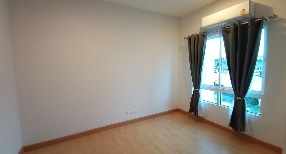 For rent 3 bedrooms townhouse in Bang Kapi, Bangkok