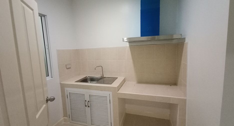 For rent 3 bedrooms townhouse in Bang Kapi, Bangkok