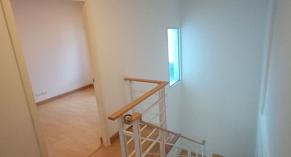 For rent 3 bedrooms townhouse in Bang Kapi, Bangkok