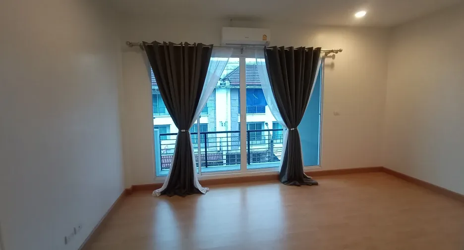For rent 3 bedrooms townhouse in Bang Kapi, Bangkok