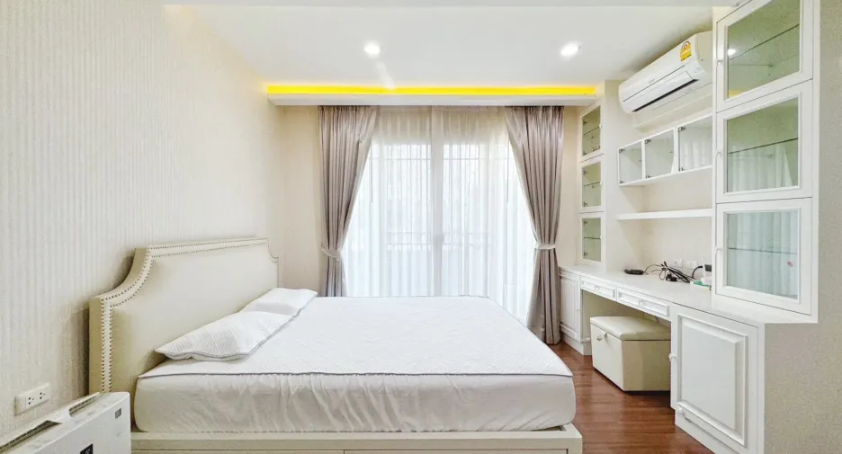 Haus zur Miete mit 3 Zimmer in Phra Khanong, Bangkok