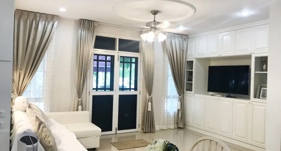 Haus zur Miete mit 3 Zimmer in Phra Khanong, Bangkok