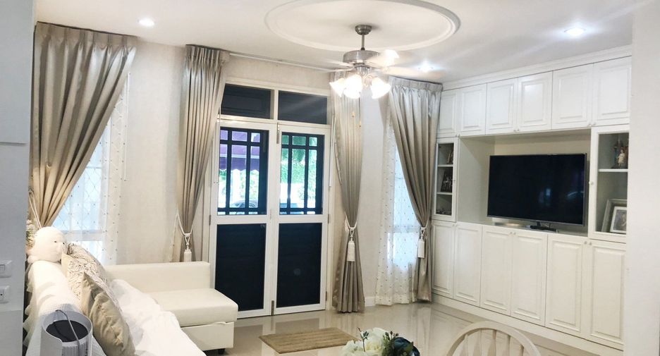 For rent 3 ベッドルーム house in Phra Khanong, Bangkok