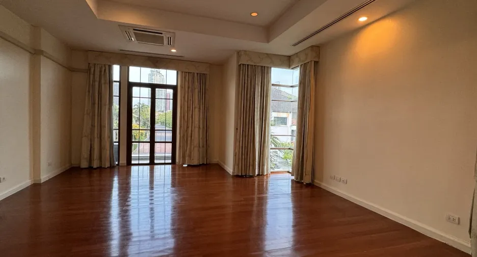 For rent 4 bedrooms house in Watthana, Bangkok