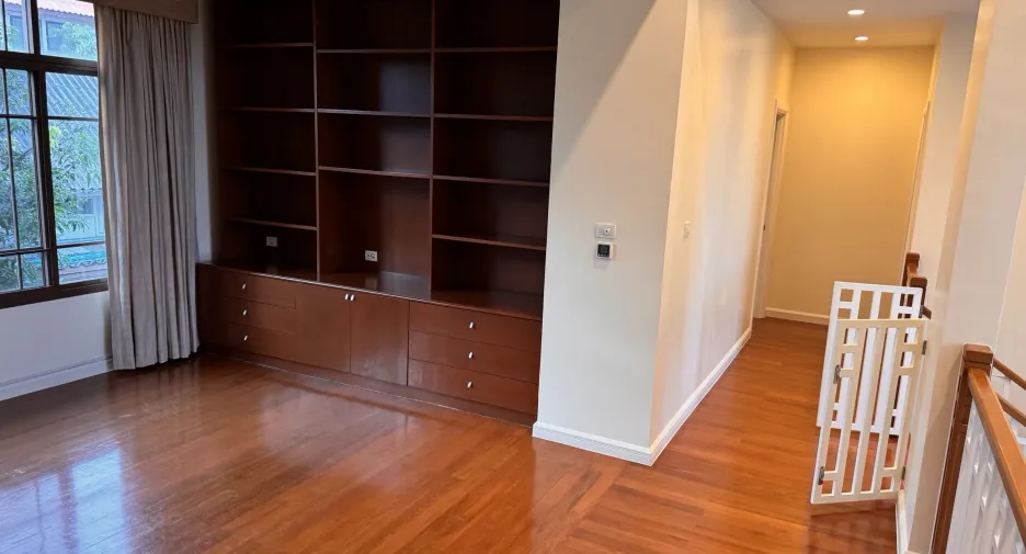 For rent 4 bedrooms house in Watthana, Bangkok