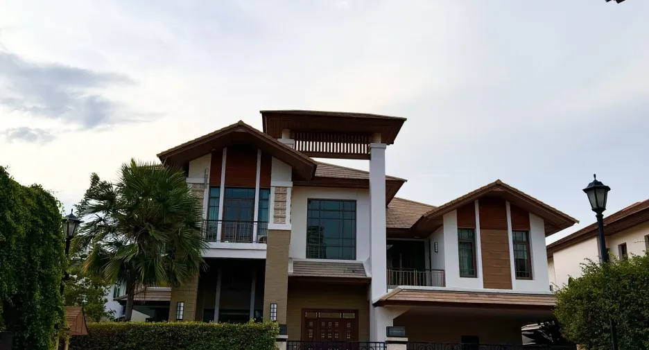 For rent 4 bedrooms house in Watthana, Bangkok