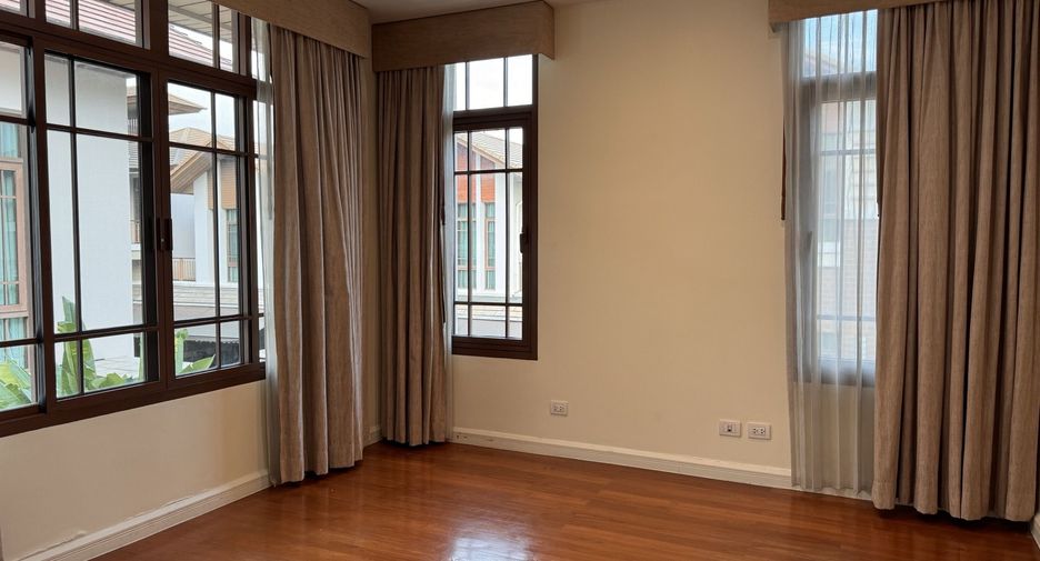 For rent 4 bedrooms house in Watthana, Bangkok