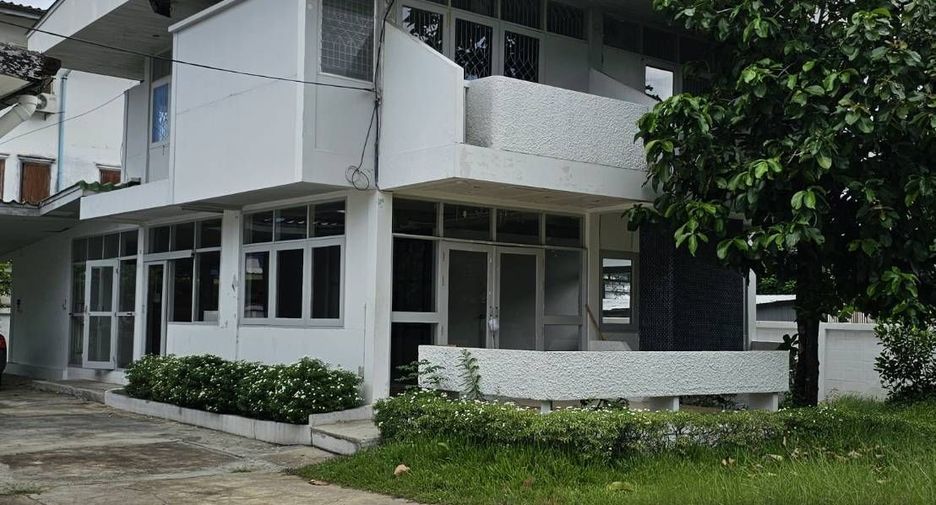 À louer 4 chambres maison à Lat Phrao, Bangkok