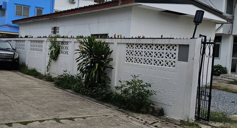 À louer 4 chambres maison à Lat Phrao, Bangkok