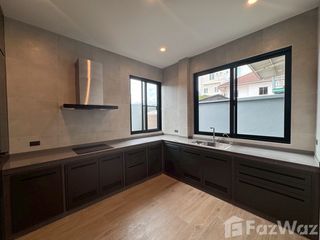 Casa en alquiler de 4 habitaciones en Phra Khanong, Bangkok