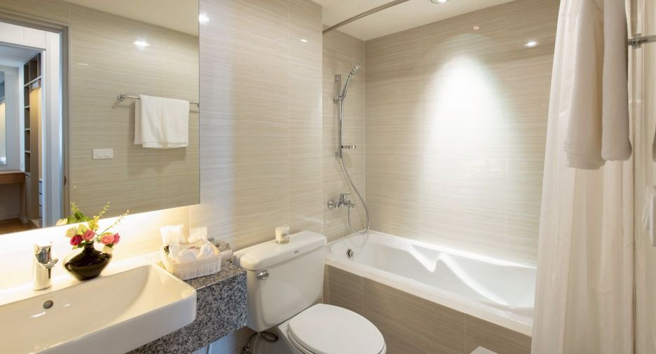 For rent 3 bedrooms condo in Yan Nawa, Bangkok