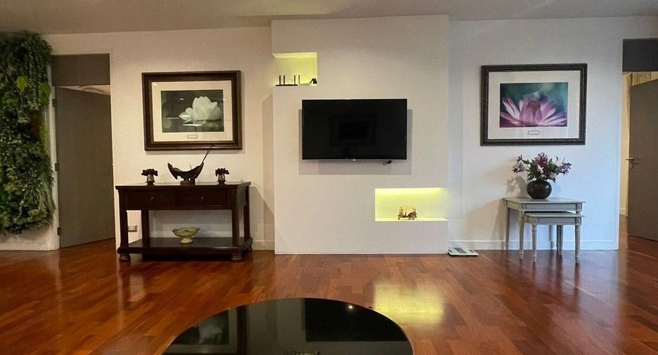 For rent 3 bedrooms condo in Pathum Wan, Bangkok