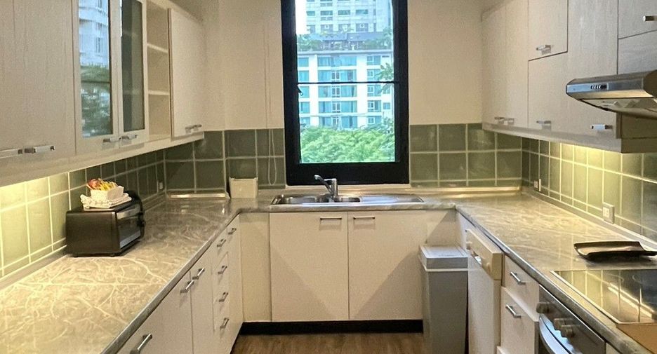 For rent 3 bedrooms condo in Pathum Wan, Bangkok
