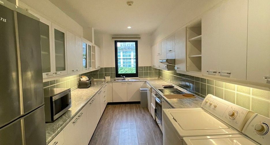 For rent 3 bedrooms condo in Pathum Wan, Bangkok