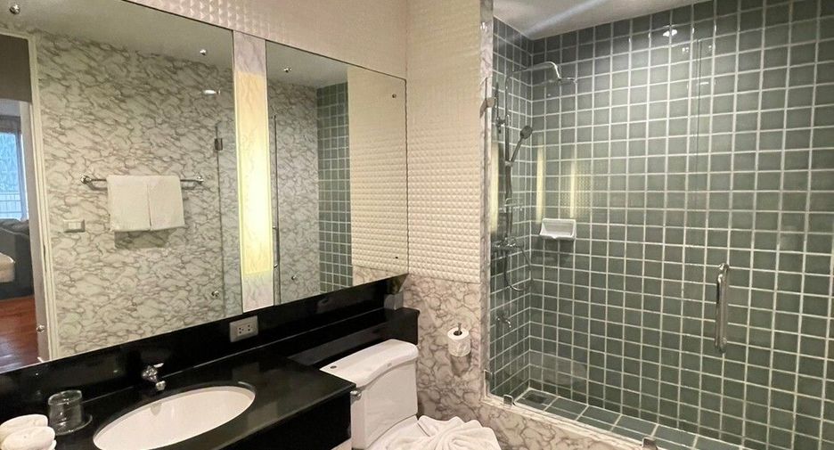For rent 3 bedrooms condo in Pathum Wan, Bangkok