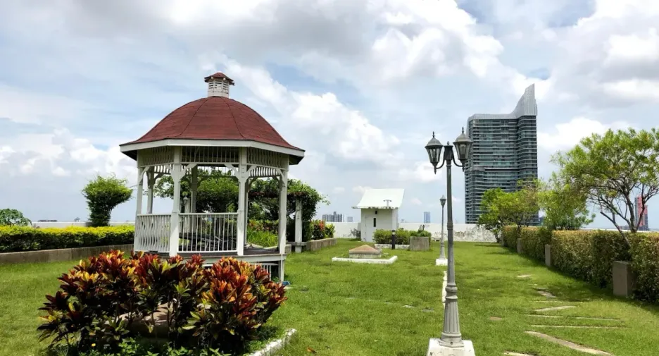 For rent 2 bedrooms condo in Khlong San, Bangkok