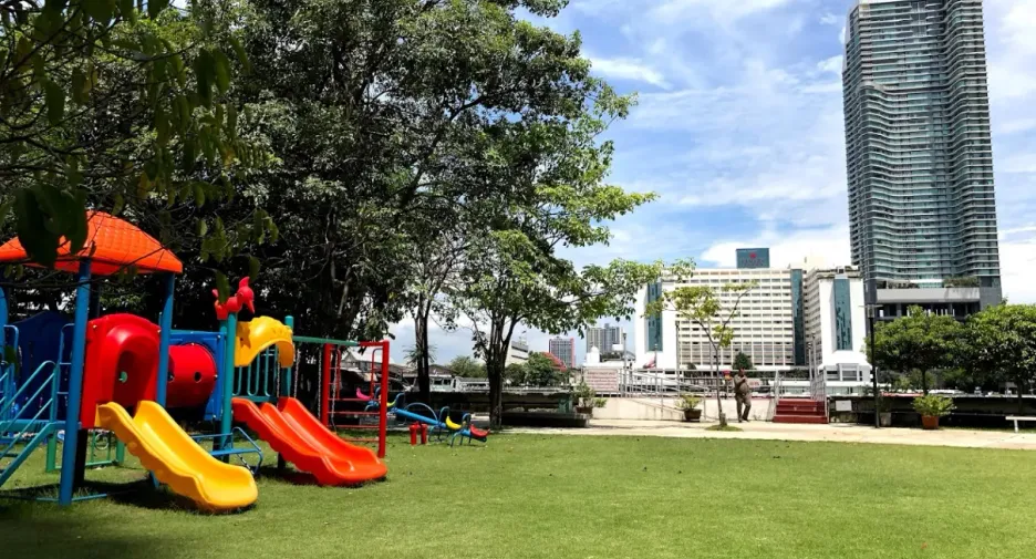 For rent 2 bedrooms condo in Khlong San, Bangkok