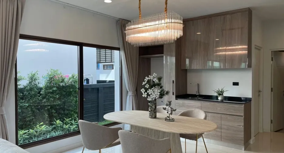 Casa en alquiler de 4 habitaciones en Bang Kapi, Bangkok