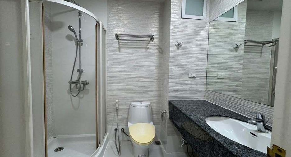 For rent 2 bedrooms apartment in Pathum Wan, Bangkok