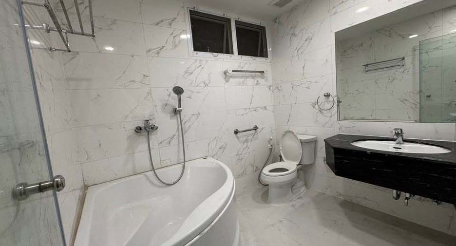 For rent 2 bedrooms apartment in Pathum Wan, Bangkok