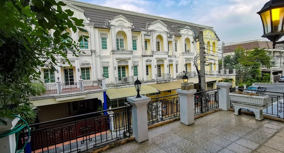 Casa adosada en alquiler de 4 habitaciones en Phasi Charoen, Bangkok