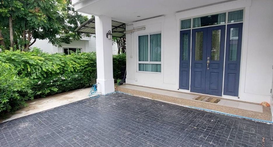 For rent 3 bedrooms townhouse in Phra Khanong, Bangkok