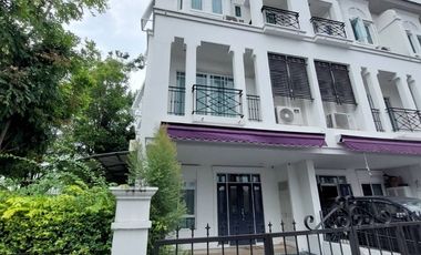 For rent 3 ベッドルーム townhouse in Phra Khanong, Bangkok