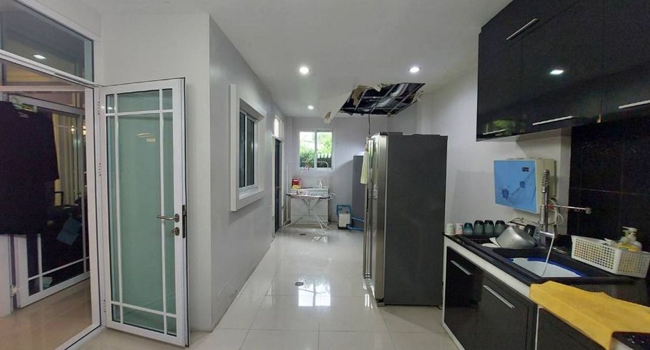 For rent 3 bedrooms townhouse in Phra Khanong, Bangkok